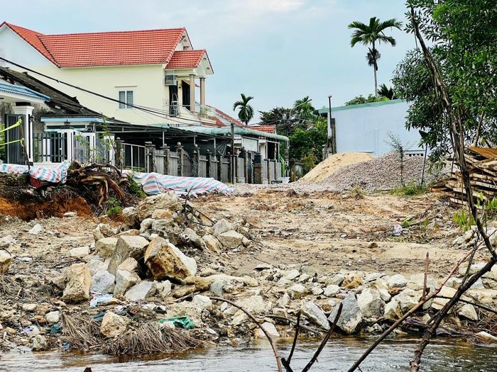 Được biết, công trình Cầu dốc Ông Hùng thôn Mông Nghệ do Ban quản lý dự án đầu tư xây dựng xã Xuân Phú (TP Đà Nẵng) làm Chủ đầu tư. Nhà thầu thi công là Công ty TNHH Đầu tư xây dựng Đại Thạnh Phát. Dự án có hai hạng mục chính gồm Cầu bản bê tông cốt thép và Đường dẫn hai đầu cầu.