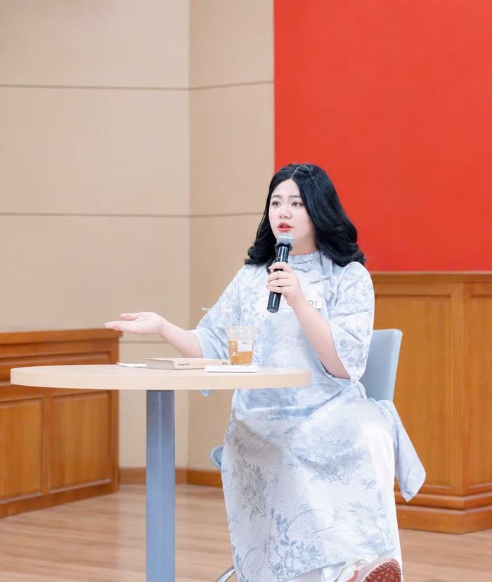 Hà Anh tiếp tục theo đuổi niềm yêu thích dẫn chương trình, đồng thời nỗ lực hoàn thiện kỹ năng giao tiếp để ứng dụng trong công việc và cuộc sống.