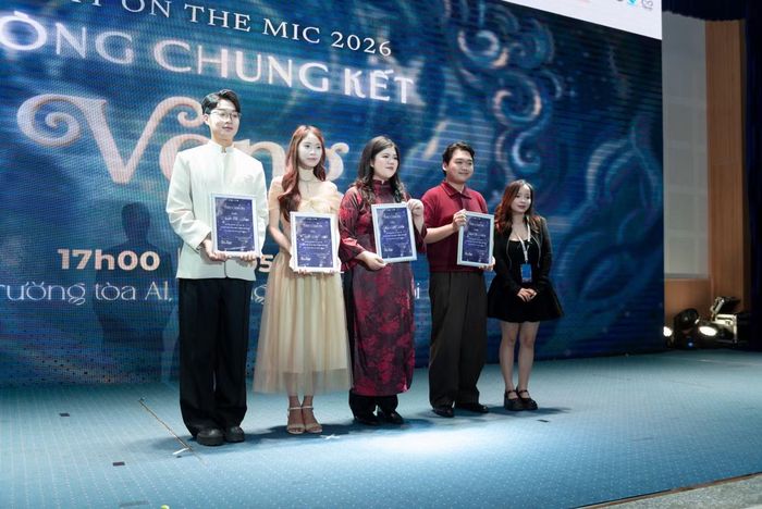 Hà Anh (giữa) - Đại sứ truyền thông 'Light on The Mic 2026'.