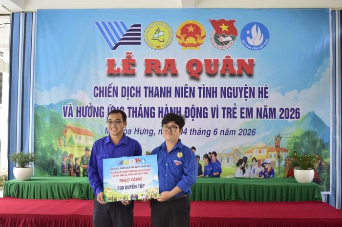 Quốc Khanh (phải) triển khai các hoạt động, chương trình theo hướng “học đi đôi với làm”.