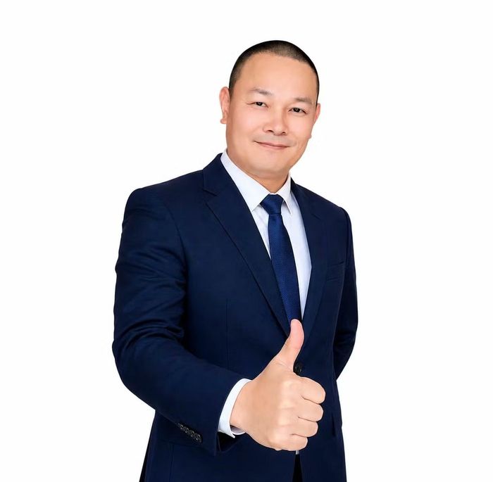 Chuyên gia Sang Đỗ (Đỗ Cao Sang) có 12 năm giảng dạy tại trường đại học, được nhận học bổng bậc thạc sĩ chuyên ngành giáo dục và sư phạm tiếng Anh tại Mỹ và Úc.
