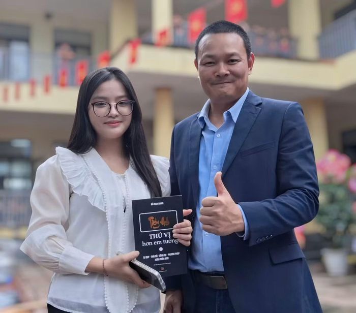 Chuyên gia Sang Đỗ tặng sách cho học sinh tại Hà Tĩnh.