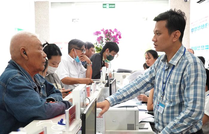  Chuyên viên Trung tâm Phục vụ hành chính công phường Bến Thành tiếp và giải quyết thủ tục hành chính cho người dân. Ảnh THU HƯỜNG 