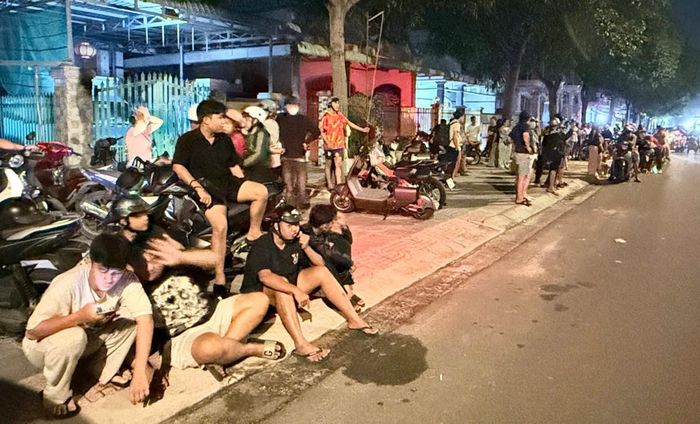  Người dân theo dõi vụ việc tại hiện trường 