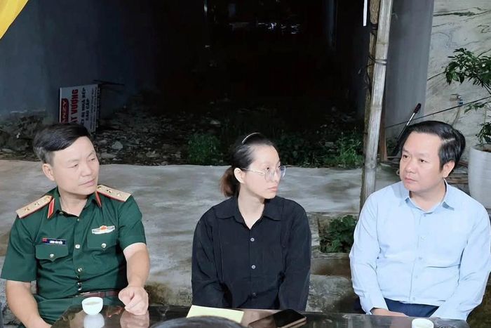 Đồng chí Phạm Quang Ngọc, Bí thư Tỉnh ủy tỉnh Hưng Yên và Trung tướng Lương Văn Kiểm, Tư lệnh Quân khu 3 thăm hỏi, động viên thân nhân Thiếu tá Trần Văn Tùng. Ảnh: VŨ THƯ.