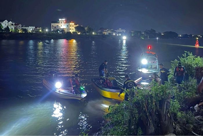 Cả 2 người mất tích dưới sông Trà Lý đã được tìm thấy sau 2 ngày tìm kiếm. Ảnh: NGUYỄN NGA.