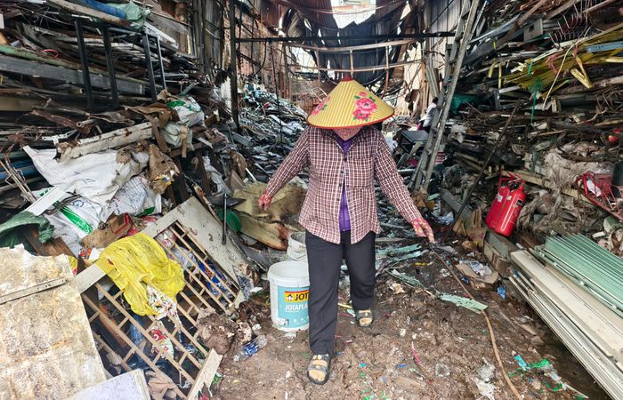 Xưởng ve chai kế quán ăn trên đường Ngô Đức Kế, phường Bình Thạnh, TPHCM bị cháy lan, thiệt hại nhiều tài sản, ngày 11-7. Ảnh: NGUYỄN TÂN