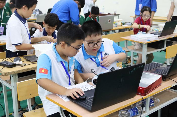 Các đội hoàn thiện sản phẩm robot tại Vòng Khu vực miền Trung