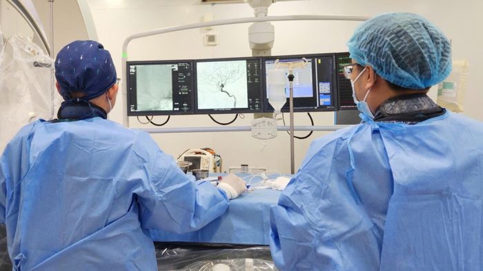 Ê-kíp tiến hành đặt stent kịp thời cứu bệnh nhân đột quỵ xuất huyết não. 