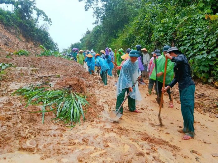 Thu dọn đất đá, giải phóng mặt tuyến đường duy nhất từ trung tâm xã A Lưới 1 vào thôn Pâr Ay