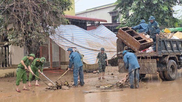Quân đội, công an giúp người dân Lao Bảo, tỉnh Quảng Trị khắc phục hậu quả mưa lũ