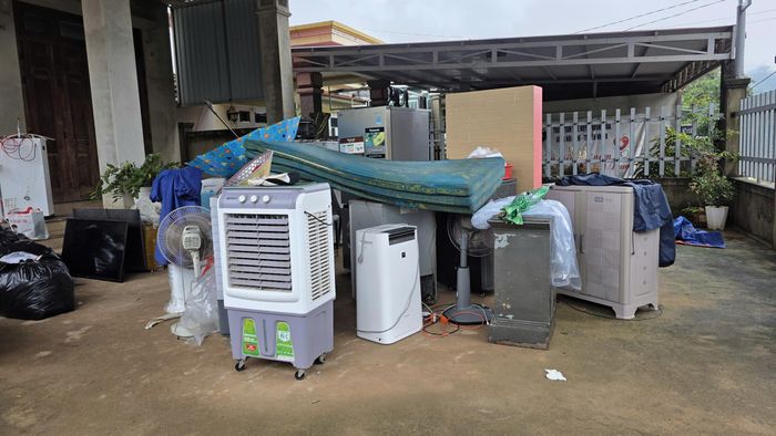 Ngổn ngang sau lũ rút tại xã Lao Bảo, tỉnh Quảng Trị