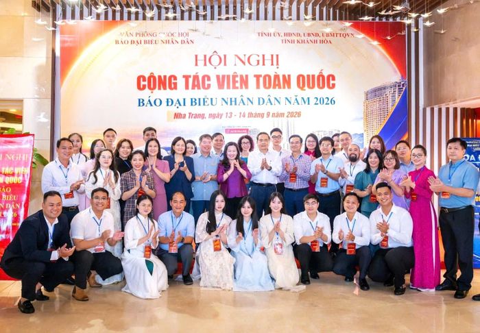  Chủ tịch Quốc hội Trần Thanh Mẫn cùng các địa biểu tham dự hội nghị chụp hình lưu niệm 
