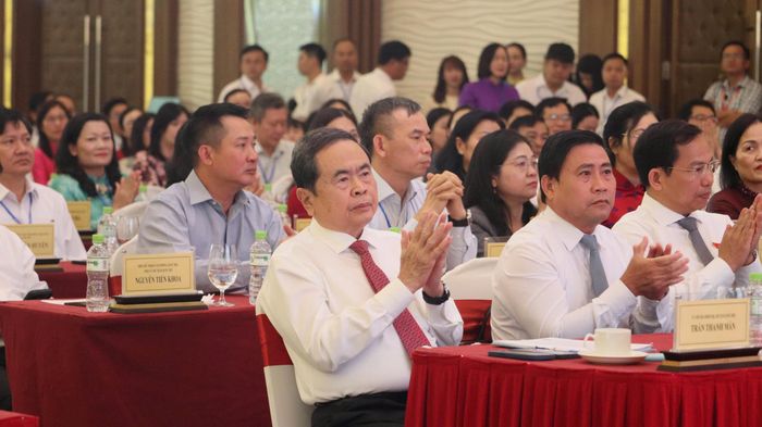  Chủ tịch Quốc hội Trần Thanh Mẫn cùng các địa biểu tham dự hội nghị 