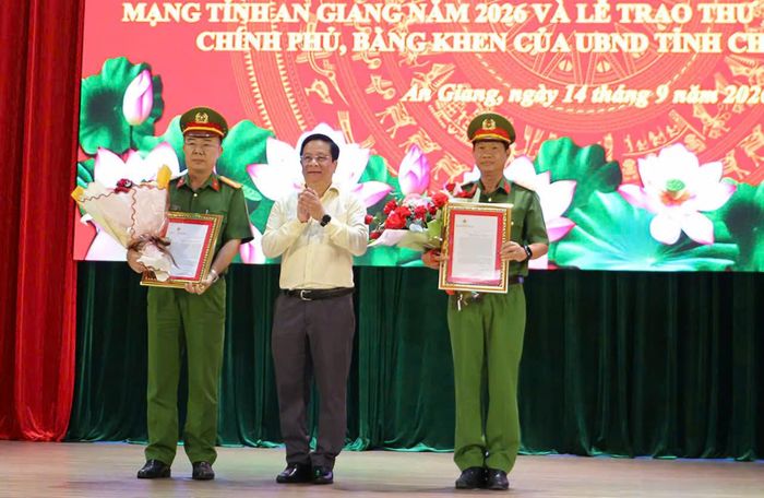 Đồng chí Hồ Văn Mừng trao Thư khen của Thường trực Chính phủ Phạm Gia Túc cho Công an tỉnh An Giang. ẢNH: CAAG 