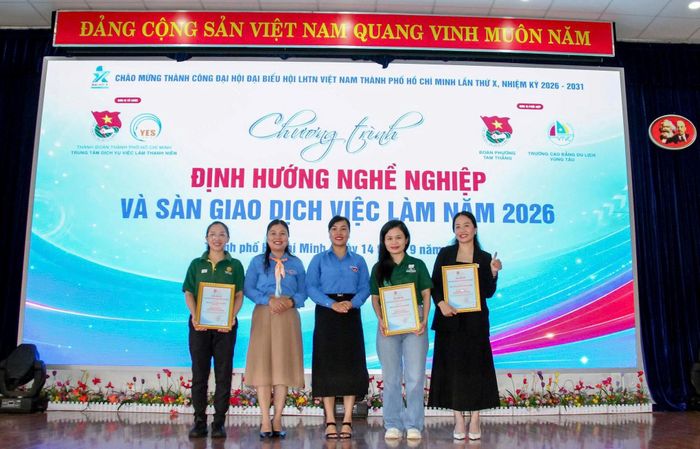  Ban Tổ chức trao Thư cảm ơn cho các doanh nghiệp tham gia Ngày hội. 