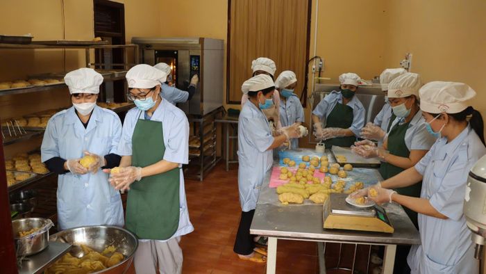 Các bộ, chiến sĩ làm bánh trung thu. Ảnh: HỮU PHÚC