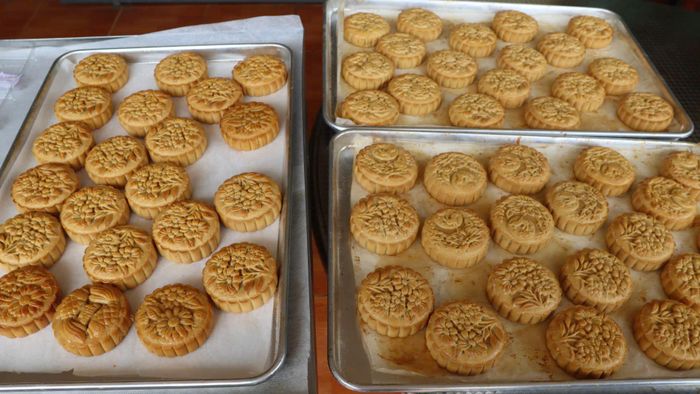 Những chiếc bánh do cán bộ, chiến sĩ Binh đoàn 15 tự tay làm. Ảnh: HỮU PHÚC
