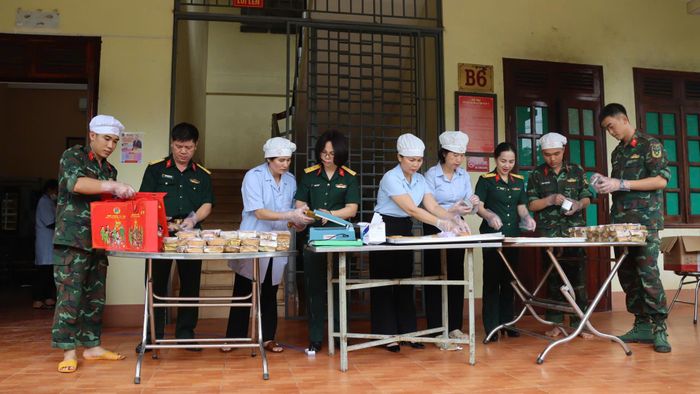 Cán bộ, chiến sĩ Binh đoàn 15 tham gia đóng gói sản phẩm bánh trung thu. Ảnh: HỮU PHÚC