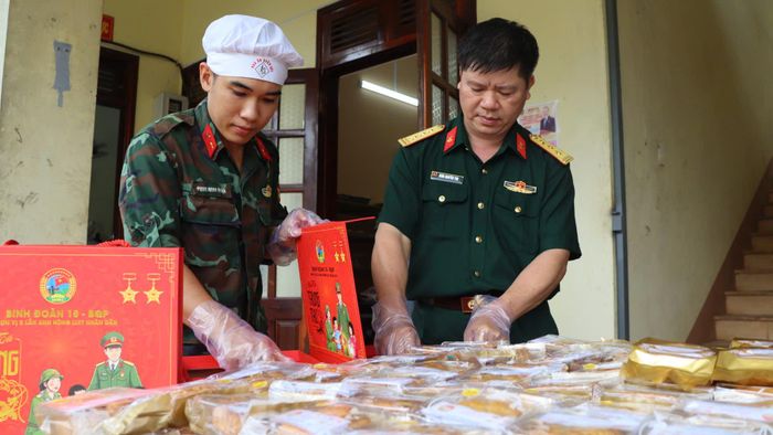 Đóng gói bánh trung thu để làm quà tặng cho các cháu thiếu nhi. Ảnh: HỮU PHÚC