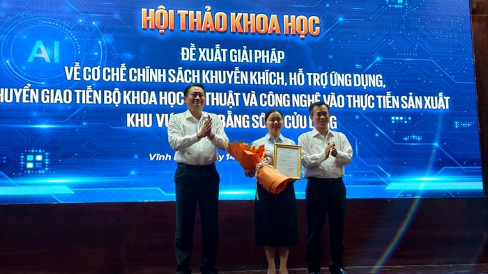 Phó Chủ tịch UBND tỉnh Vĩnh Long trao quyết định công nhận doanh nghiệp khoa học và công nghệ 