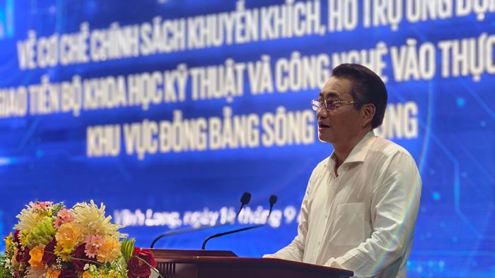  Phó Chủ tịch UBND tỉnh Vĩnh Long Nguyễn Quỳnh Thiện phát biểu tại hội thảo. Ảnh: TÍN HUY 