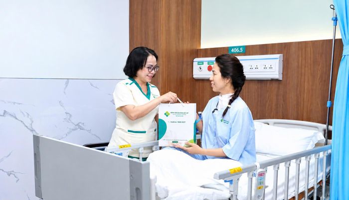 Nhân viên y tế chúc mừng người bệnh xuất viện sau phẫu thuật