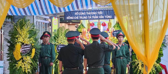  Các đồng đội xúc động trước sự hy sinh anh dũng của Trung tá Trần Văn Tùng. Ảnh: NGUYỄN HÒA. 