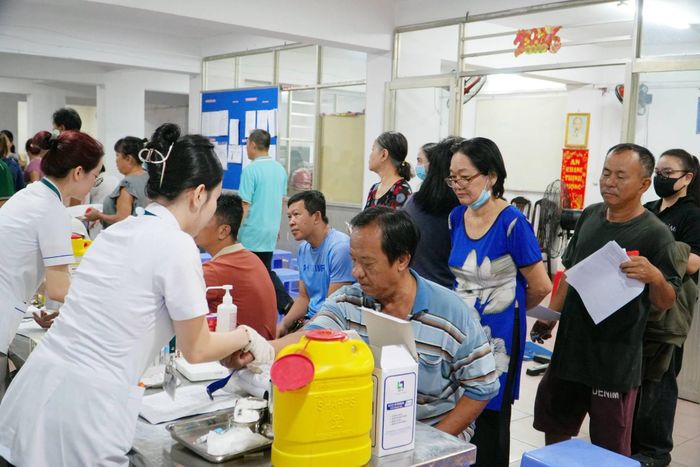  Bác sĩ Bệnh viện Nhân dân 115 lấy máu xét nghiệm cho người dân phường Bình Phú 