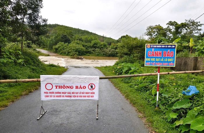 Xã Sơn Lâm đã lập rào chắn, biển cảnh báo đoạn đường bị ngập