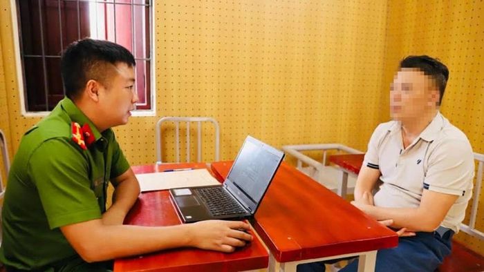 Cơ quan điều tra làm việc với đối tượng Nguyễn Xuân Chất. Ảnh: Công an Hà Tĩnh