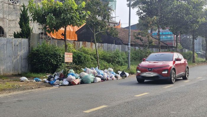 Rác chất thành đống trên đường Đào Duy Từ, phường 1 Bảo Lộc, tỉnh Lâm Đồng