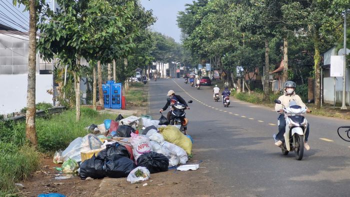 Đống rác lớn trên đường phố gây mất mỹ quan đô thị