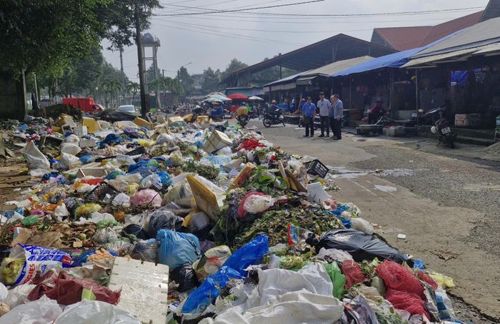 Rác tràn ra lòng đường tại chợ trung tâm Bảo Lộc, phường 1 Bảo Lộc, tỉnh Lâm Đồng, gây ô nhiễm môi trường