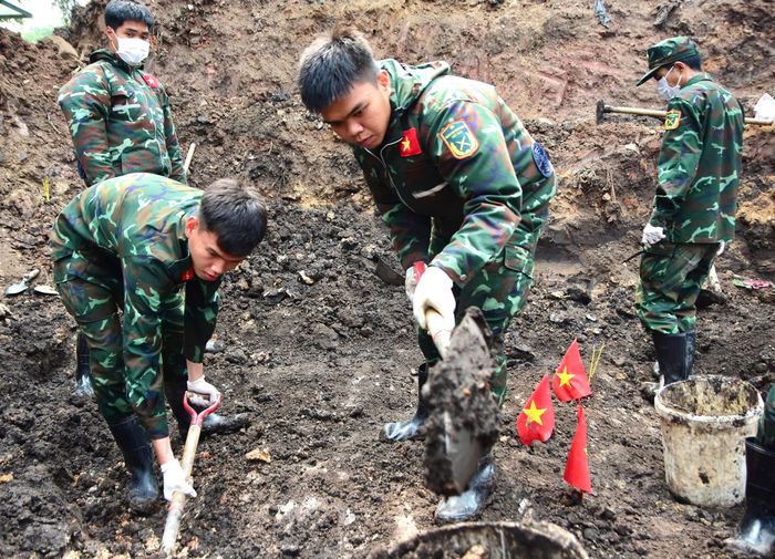  Công tác mở rộng vị trí tìm kiếm, quy tập hài cốt liệt sĩ tại khu A, Công viên Lê Thị Riêng, ngày 14-9 