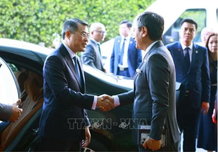  Quan chức cấp cao Ấn Độ tiễn Thủ tướng Lê Minh Hưng kết thúc chuyến tham dự Hội nghị thượng đỉnh BRICS lần thứ 18 và làm việc song phương tại Ấn Độ. Ảnh: TTXVN 