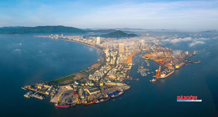 Đô thị gắn kết với cảng biển nước sâu Quy Nhơn. Ảnh: DŨNG NHÂN