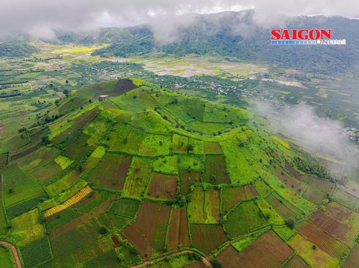 Thắng cảnh núi lửa cổ Chư Đăng Ya ven ở đô thị Pleiku. Ảnh: DŨNG NHÂN
