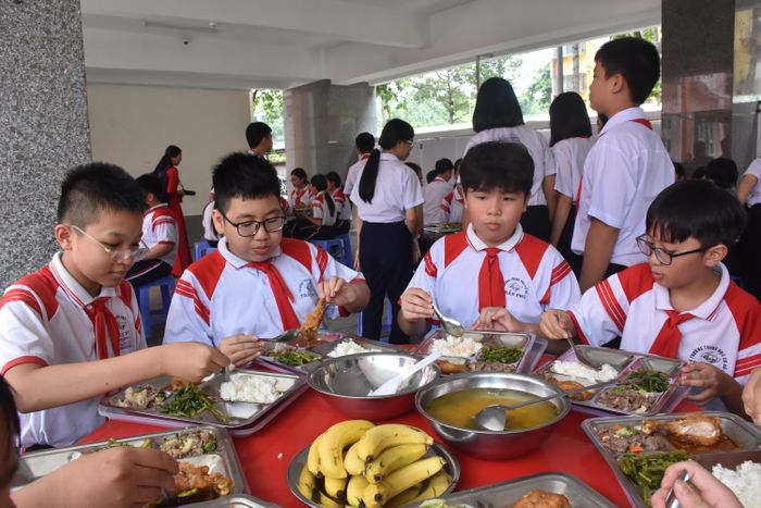  Các em học sinh hào hứng với bữa ăn bán trú đầu tiên. 