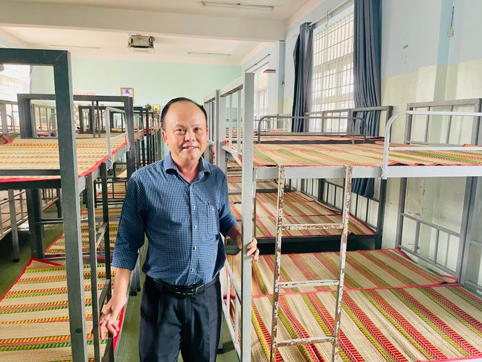  Đại diện UBND phường và phụ huynh học sinh tham quan phòng bán trú của học sinh. 