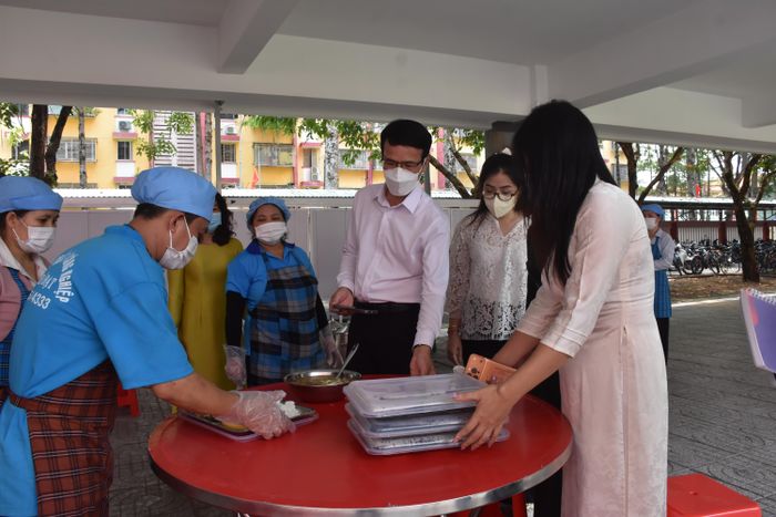  Lãnh đạo phòng Văn hóa - Xã hội UBND phường Tam Thắng cùng phụ huynh học sinh kiểm tra khu vực ăn bán trú của học sinh. 