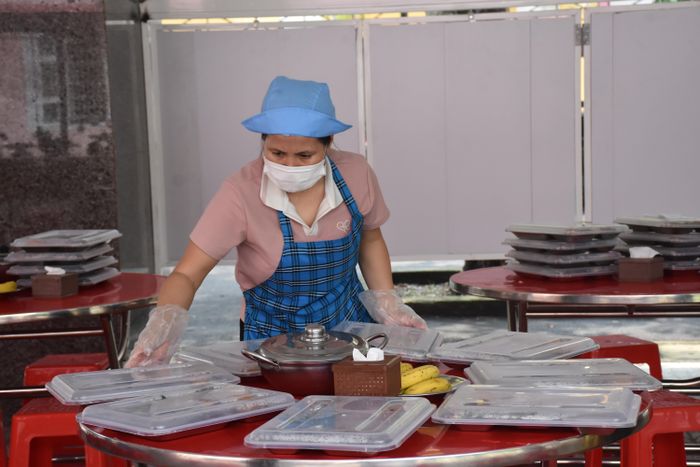  Nhân viên phục vụ bán trú chuẩn bị suất ăn cho các em học sinh. 