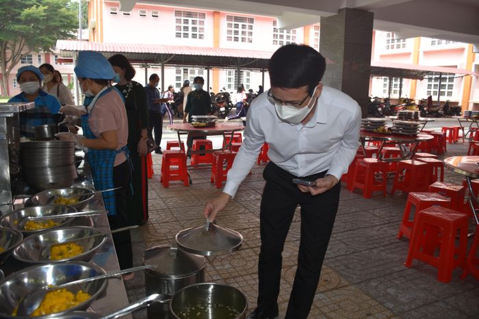  Ông Hoàng Đình Kê, Trưởng phòng Văn hóa - Xã hội UBND phường Tam Thắng kiểm tra kỹ lưỡng chất lượng bữa ăn. 