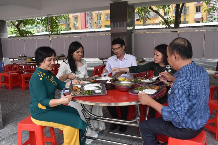  Đại diện UBND phường Tam Thắng cùng Ban Giám hiệu nhà trường cùng phụ huynh học sinh ăn cơm bán trú cùng học sinh. 