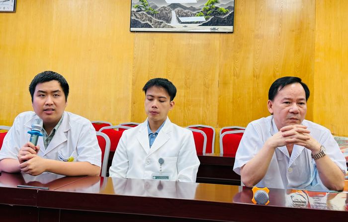 Các bác sĩ nói về hành vi tự gây thương tích và nguy cơ đối với người trẻ. Ảnh: NGỌC DUNG.