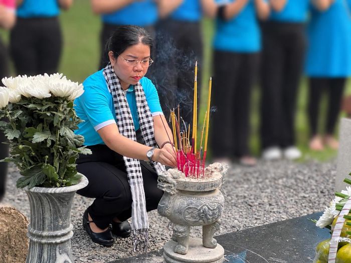  Đồng chí Nguyễn Thị Ngọc Xuân dâng hương tưởng nhớ các anh hùng liệt sĩ 