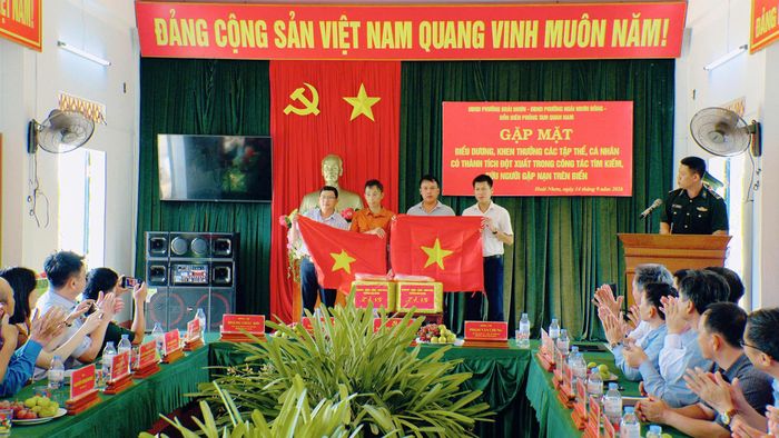  Trao cờ Tổ quốc cho đại diện 2 tàu cá Gia Lai cứu người giữa biển 