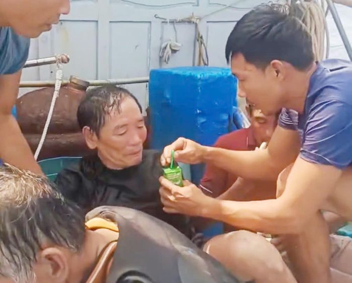  Ngư dân tàu cá BĐ-98960-TS chăm sóc cho các ngư dân tàu bị nạn. Ảnh: NVCC 