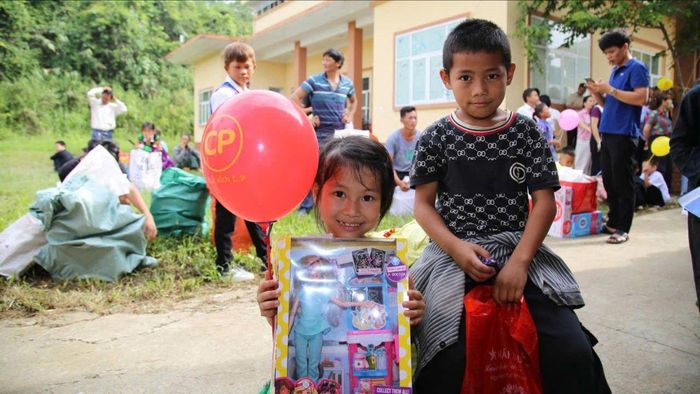 Niềm vui của trẻ khó khăn khi nhận được quà tặng. Ảnh: THANH LONG