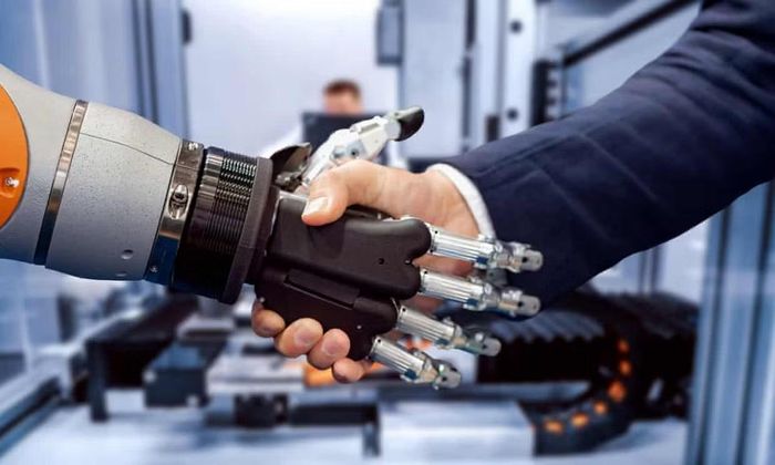 Khả năng giữ thăng bằng và kiểm soát động năng là những yếu tố quan trọng khi robot hình người hoạt động gần con người.